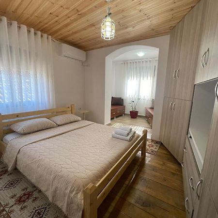 Guesthouse Kroi City Center ベラト エクステリア 写真