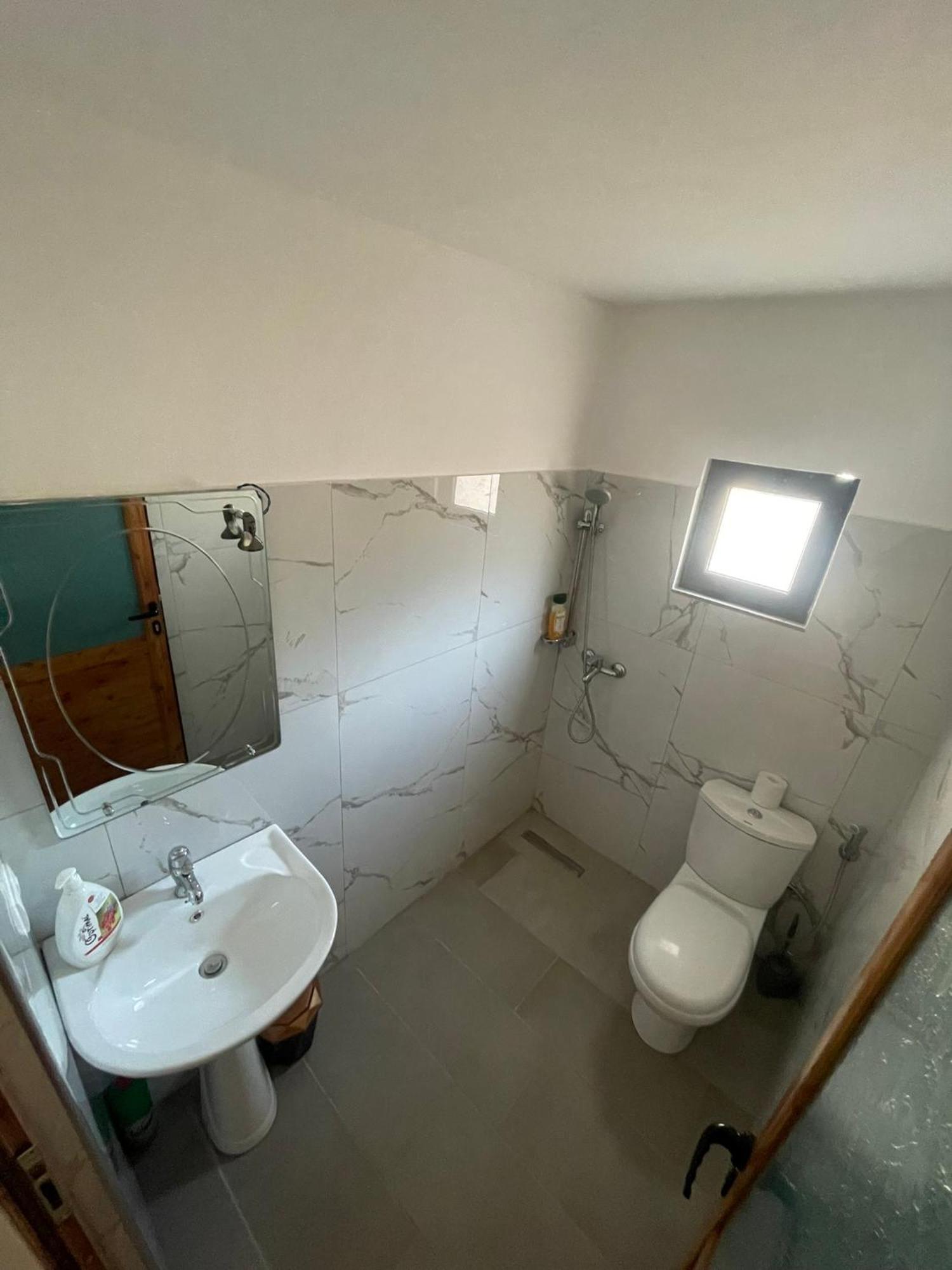 Guesthouse Kroi City Center ベラト エクステリア 写真
