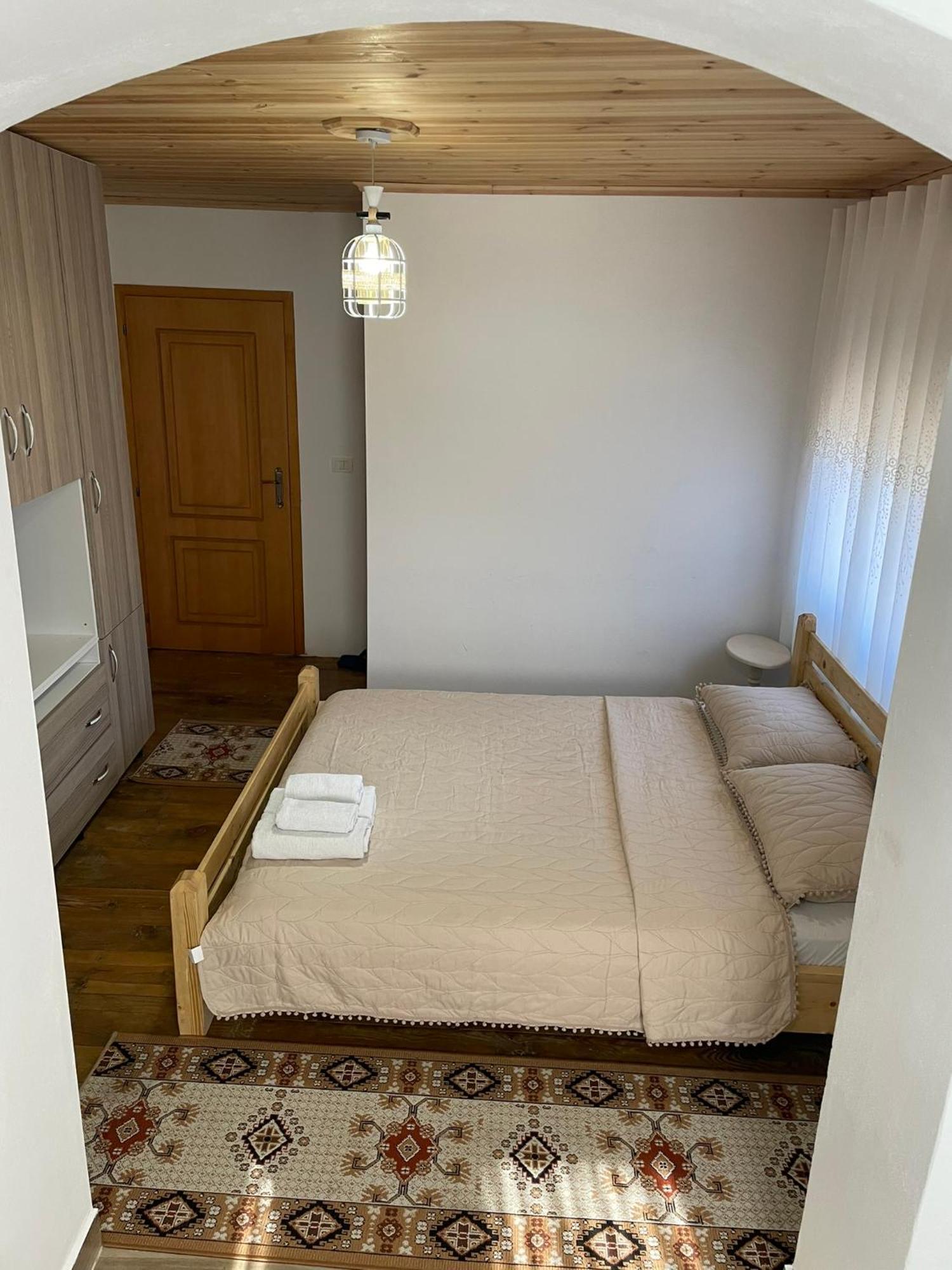 Guesthouse Kroi City Center ベラト エクステリア 写真