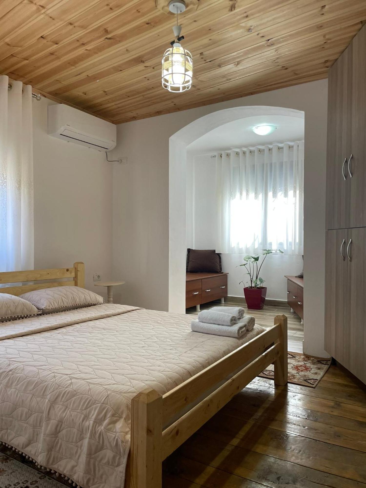 Guesthouse Kroi City Center ベラト エクステリア 写真