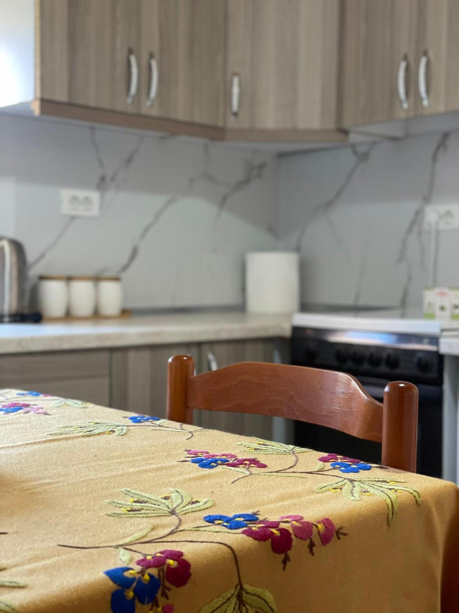 Guesthouse Kroi City Center ベラト エクステリア 写真