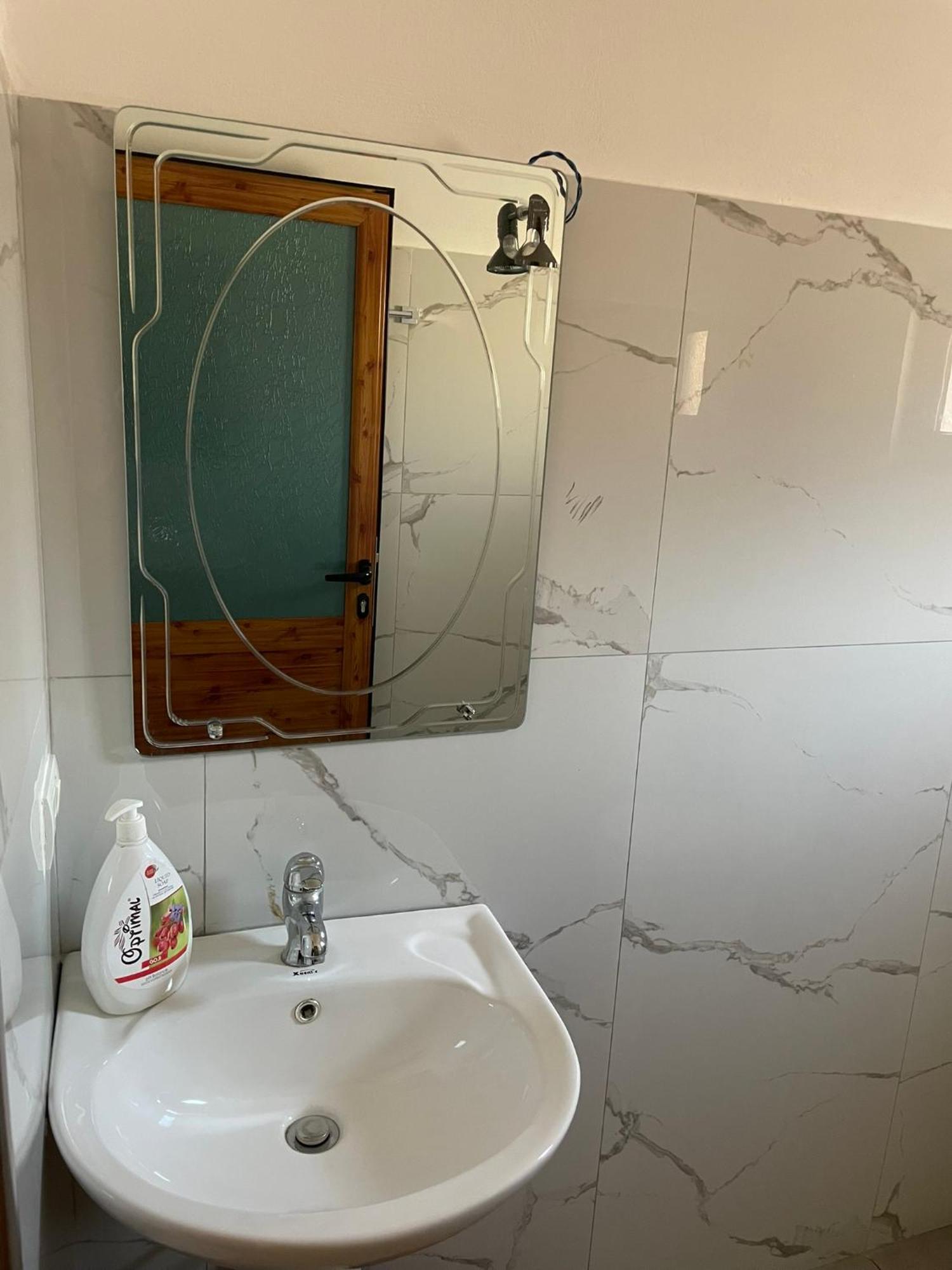 Guesthouse Kroi City Center ベラト エクステリア 写真