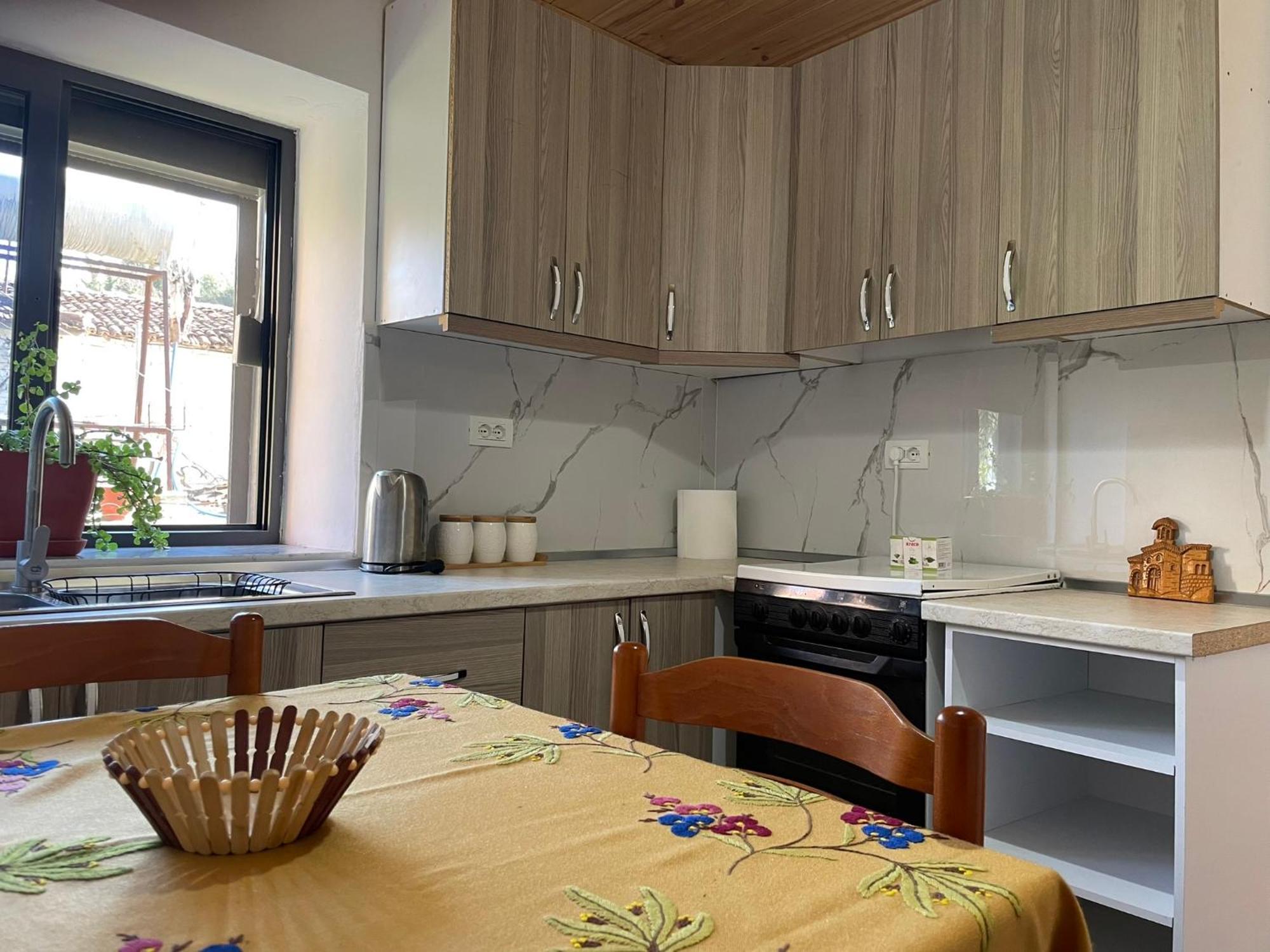 Guesthouse Kroi City Center ベラト エクステリア 写真